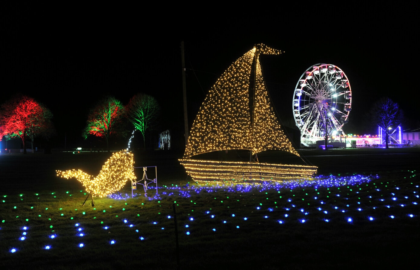 Saundersfoot Christmas light switch on illuminates village